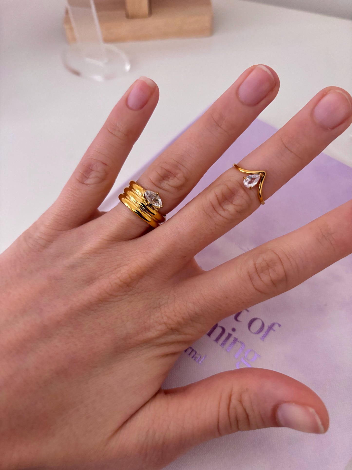 Anello a V semplice con zircone
