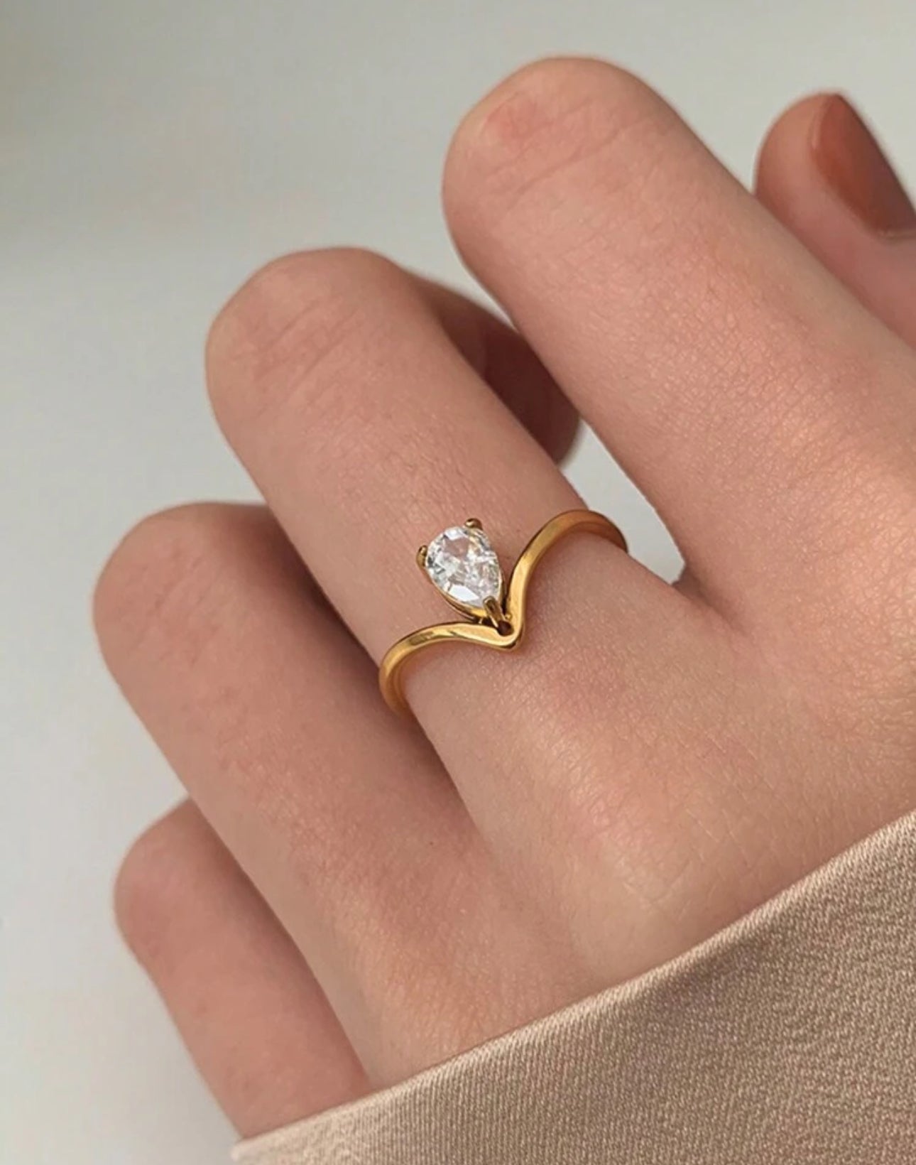 Anello a V semplice con zircone
