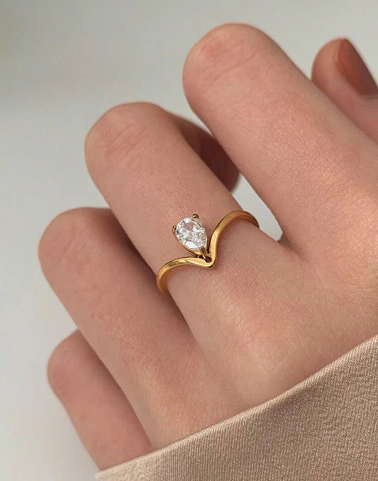 Anello a V semplice con zircone